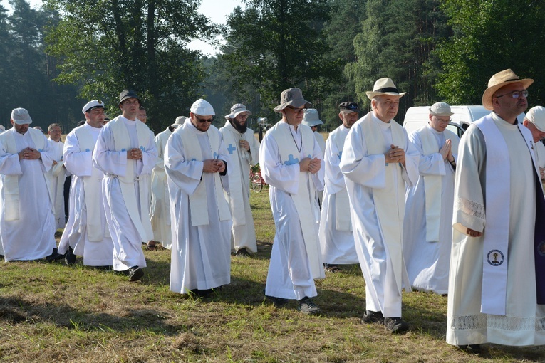 Pielgrzymkowa Msza św. na leśnej polanie