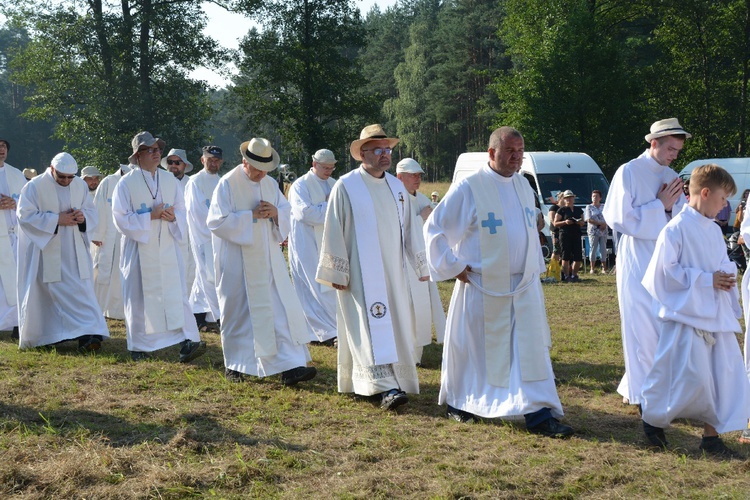 Pielgrzymkowa Msza św. na leśnej polanie