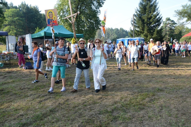 Pielgrzymkowa Msza św. na leśnej polanie