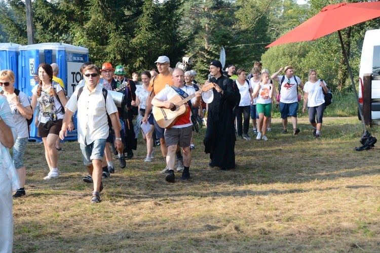 Pielgrzymkowa Msza św. na leśnej polanie