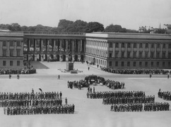 Ekipy wkraczają na pl. Piłsudskiego. Zaczyna się odbudowa Pałacu Saskiego