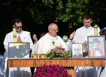 Pielgrzymi uczestniczyli w Mszy św. na leśnej polanie