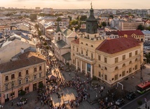 Turyści coraz chętniej odwiedzają Lublin.