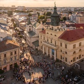 Turyści coraz chętniej odwiedzają Lublin.