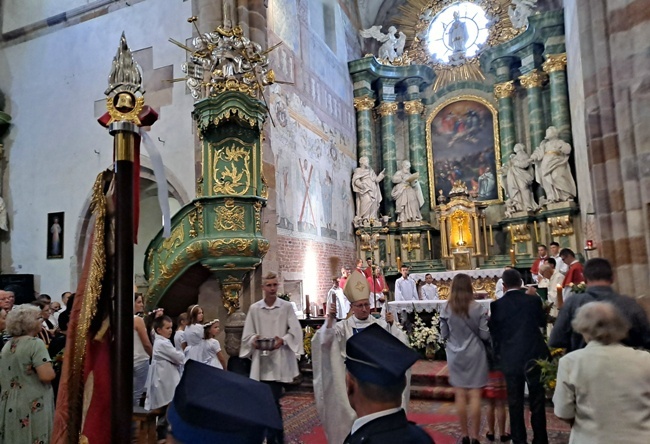 Poświęcenie wieńców dożynkowych oraz wiązanek ziół i kwiatów.