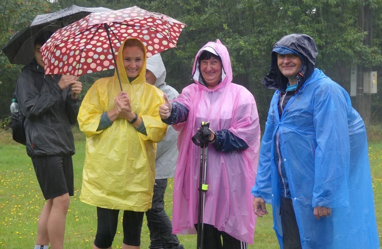 Ulewny deszcz nie przerażał uczestników Ewangelizacji w Beskidach.