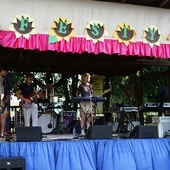 Na scenie wciąż coś się działo.