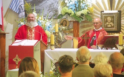 Ojciec Stanisław (po lewej) przez ostatnie dwa lata zajmował się kaplicą wybudowaną przez wiernych.