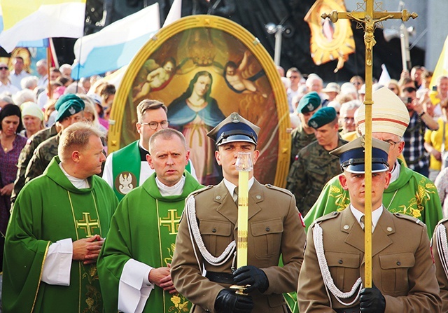 	Obraz Maryi łamiącej strzały wnieśli do świątyni żołnierze.