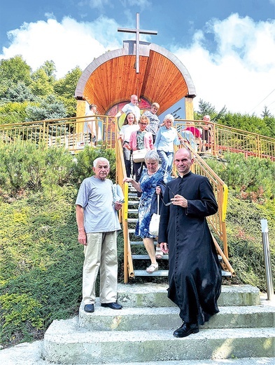 Po jednej z modlitw. Inicjator i budowniczy pierwszy z lewej.