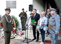 	W imieniu organizatorów jednemu z dowódców podziękował Zbigniew Curyl, który od lat wciela się w rolę marszałka Józefa Piłsudskiego.