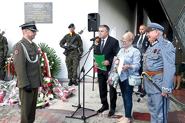 	W imieniu organizatorów jednemu z dowódców podziękował Zbigniew Curyl, który od lat wciela się w rolę marszałka Józefa Piłsudskiego.
