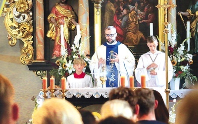 Mszy św. odpustowej przewodniczył ks. Krzysztof Kaoka, proboszcz parafii. 