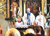 Mszy św. odpustowej przewodniczył ks. Krzysztof Kaoka, proboszcz parafii. 