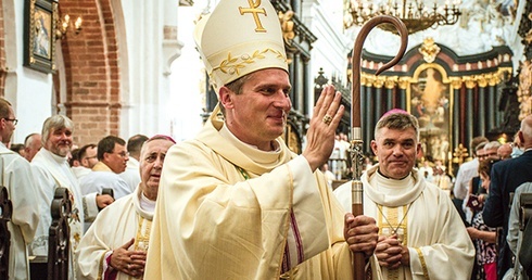 Bp Piotr Przyborek udzielił zebranym w archikatedrze oliwskiej pasterskiego błogosławieństwa.