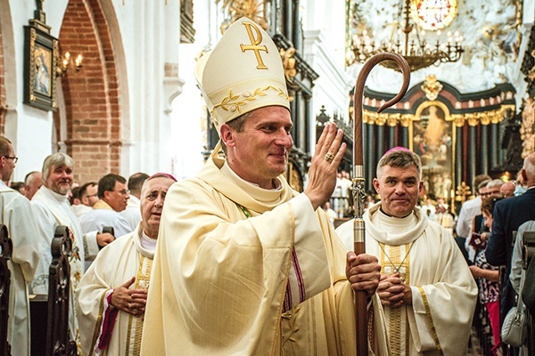 Bp Piotr Przyborek udzielił zebranym w archikatedrze oliwskiej pasterskiego błogosławieństwa.