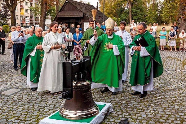 Uroczystość odbyła się na placu kościelnym.