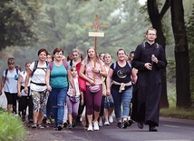 Wiele pątniczek przybyło pieszo. Tu grupa z Chorzowa-Maciejkowic z ks. Waldemarem Maciejewskim.