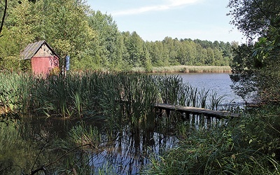 Zdarzają się tu domki na wodzie. Tutaj „Chatka Shreka” – własność prywatna.