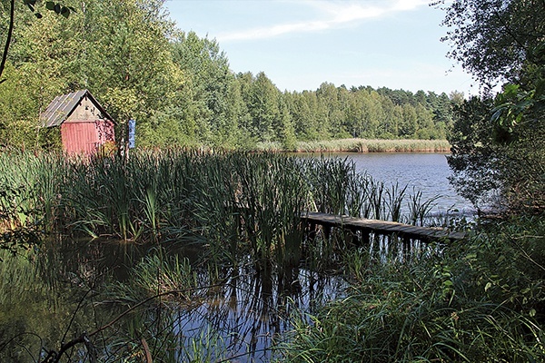 Zdarzają się tu domki na wodzie. Tutaj „Chatka Shreka” – własność prywatna.