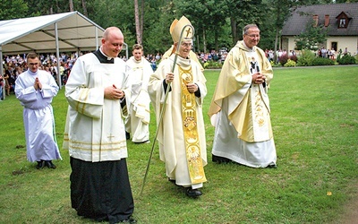 Procesja wejścia  podczas Mszy św.,  której przewodniczył jubilat.