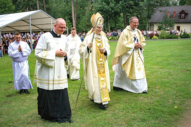 Procesja wejścia  podczas Mszy św.,  której przewodniczył jubilat.