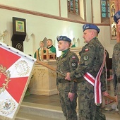 We Mszy św. wzięły udział poczty sztandarowe WP i innych służb mundurowych.