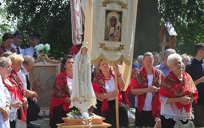 Uroczystości okrasiły barwne kurpiowskie stroje.