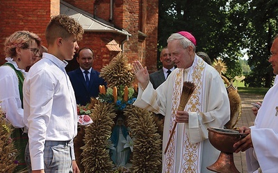 Bp Piotr Libera pobłogosławił tegoroczne zbiory.