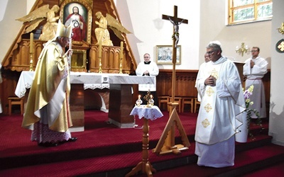 Arcybiskup krakowski z proboszczem ks. Dariuszem Ostrowskim ustawili na ołtarzu relikwie św. Maksymiliana Marii Kolbego.