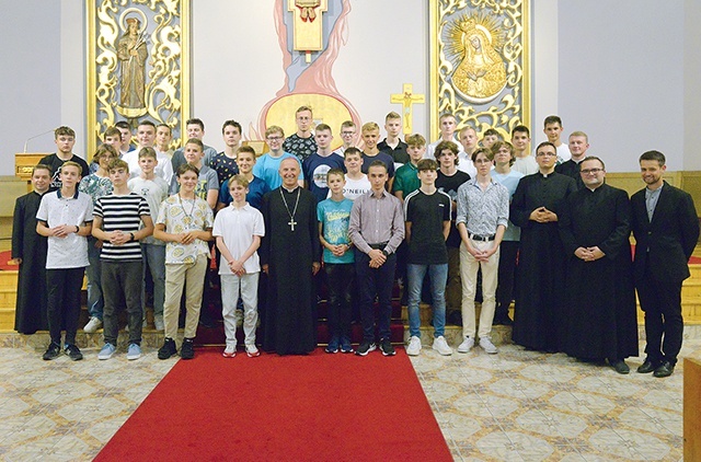 Uczestnicy z bp. Markiem Solarczykiem i opiekunami w kaplicy Wyższego Seminarium Duchownego w Radomiu.