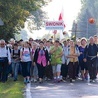 Na trasę wyruszają pielgrzymi w różnym wieku.