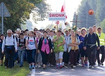 Na trasę wyruszają pielgrzymi w różnym wieku.