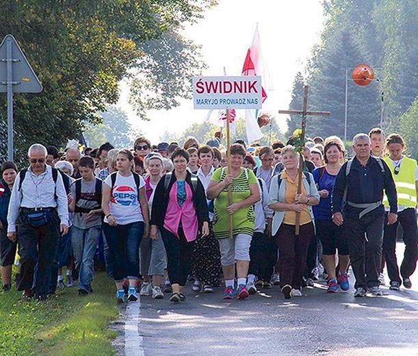 Na trasę wyruszają pielgrzymi w różnym wieku.