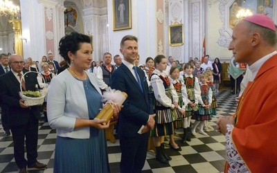 Delegacja władz powiatu w procesji z darami.