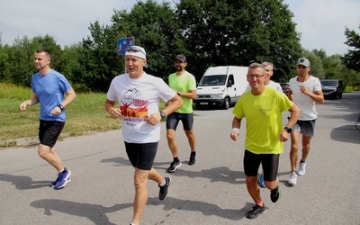 Biegiem dogonili tarnowskich pielgrzymów w jeden dzień