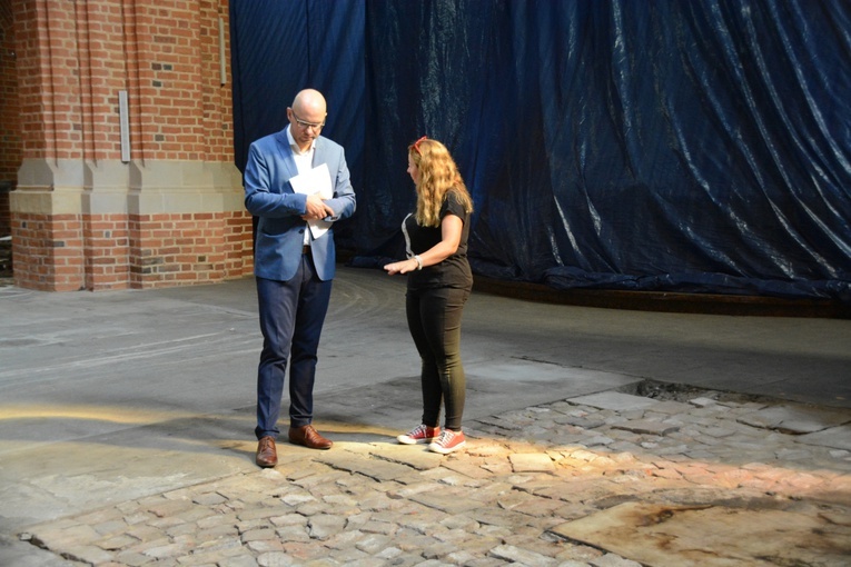 Odkrycie dawnych płyt nagrobnych w katedrze opolskiej