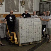 Paczki są już przygotowane do transportu.