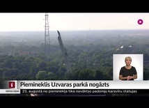 Piemineklis Uzvaras parkā nogāzts