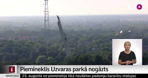 Piemineklis Uzvaras parkā nogāzts