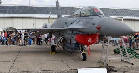 F-16 - myśliwiec 4. generacji; w polskich siłach zbrojnych od 2006 roku. Już kilkakrotnie można go było oglądać na pokazach i wystawach lotniczych w Radomiu.