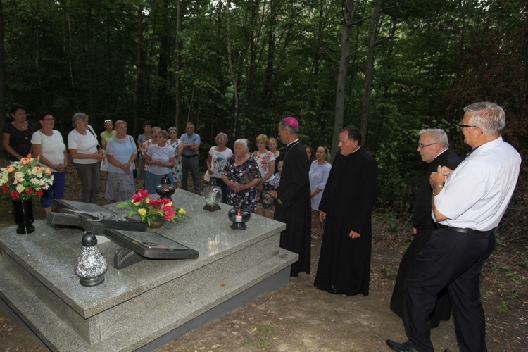 Modlitwa na cmenatrzu w Zabrzeży