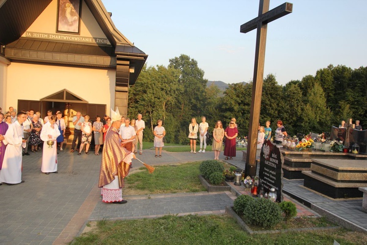 Modlitwa na cmenatrzu w Zabrzeży