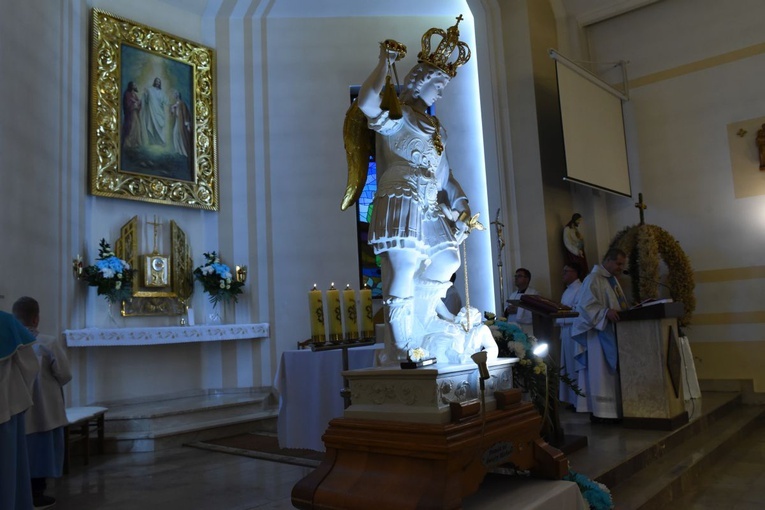 Archanioł w Dąbrówkach Breńskich