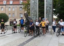 Pielgrzymi tradycyjnie przed startem zrobili sobie pamiątkowe zdjęcie przy pomniku papieża Polaka.