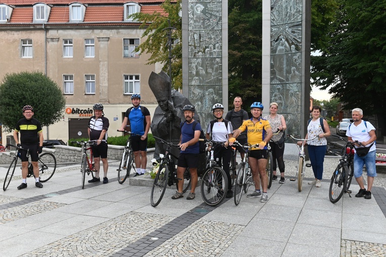 Pielgrzymi tradycyjnie przed startem zrobili sobie pamiątkowe zdjęcie przy pomniku papieża Polaka.