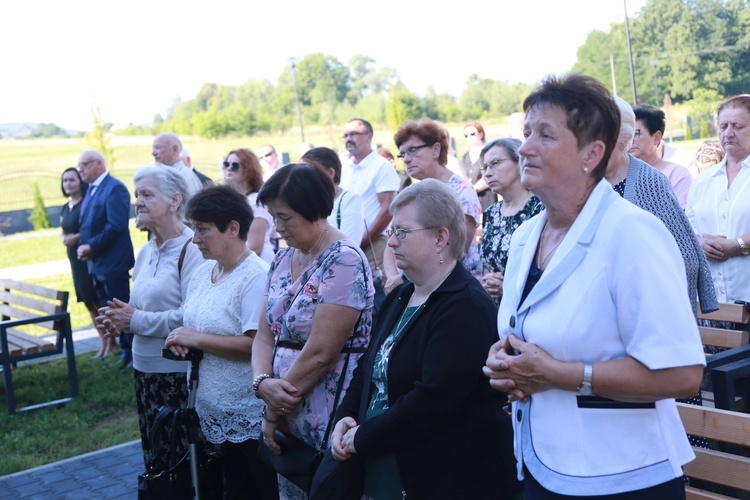Poświęcenie cmentarza w Nawojowej