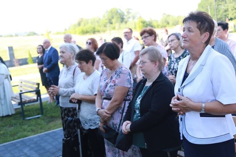 Poświęcenie cmentarza w Nawojowej