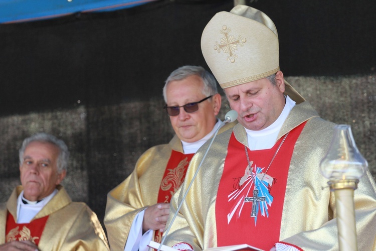 Poświęcenie cmentarza w Nawojowej
