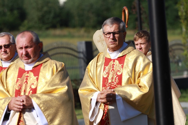 Poświęcenie cmentarza w Nawojowej